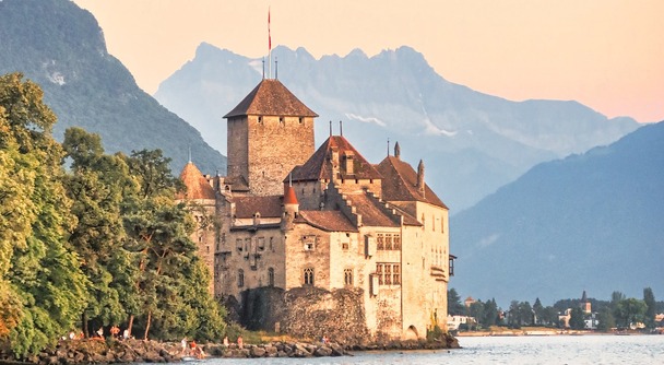 食べ過ぎ、飲みすぎ、胸やけでなくてもスーッと効く、スイスのシヨン城！