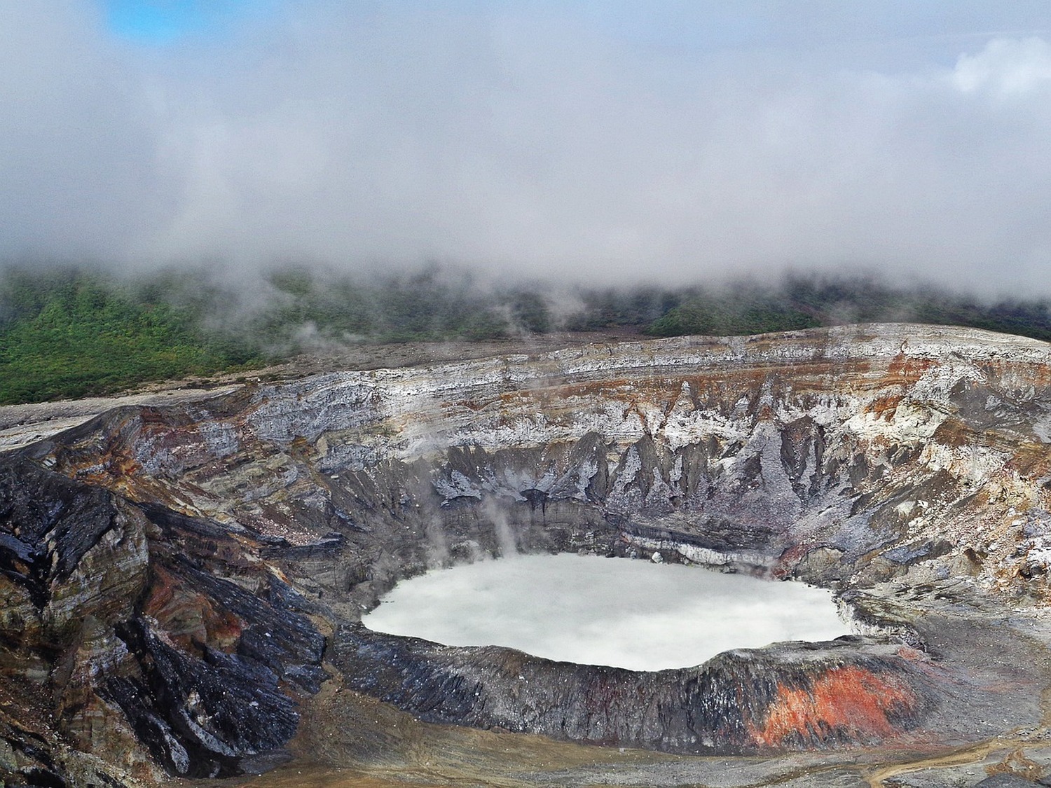 世界最大のクレーターを持つポアス火山国立公園は雨男？