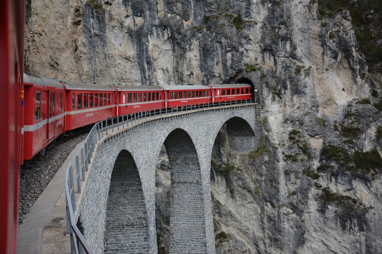 一度乗ってみたい！世界遺産に登録されるほどの実力を持つスイス最大の私鉄