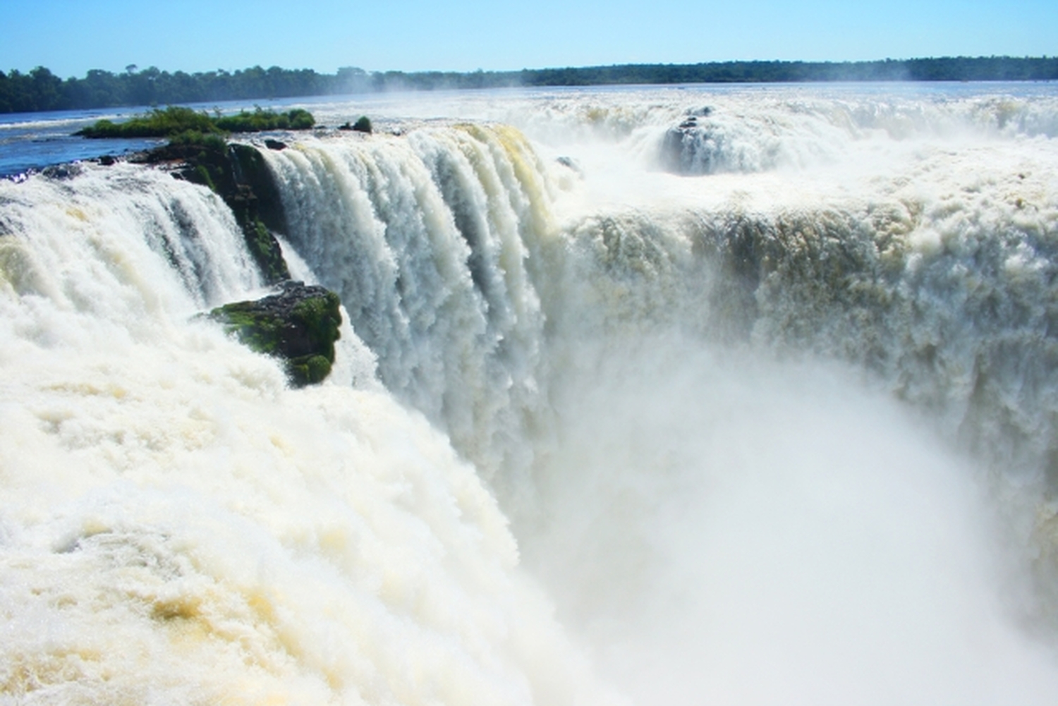 圧倒的な水量！滝好きのあなたは絶対に行くべきイグアスの滝