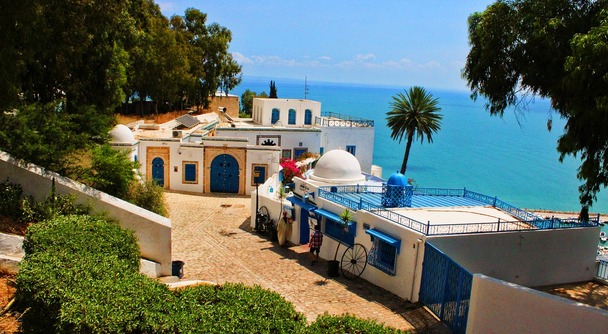 今注目のチュニジア！青色の塗装と白い壁が地中海に映えるシディ・ブ・サイドが人気上昇中