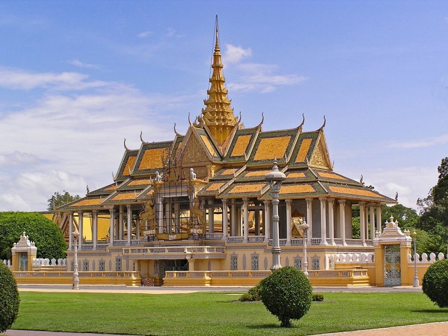 プノンペン：激変するカンボジアの首都で商用・観光に信頼できるサポートを！