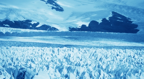 高さ60mの氷壁が轟音を立てて崩落していく瞬間を見ることが出来る地球規模の壮大なアドベンチャーワールドです！