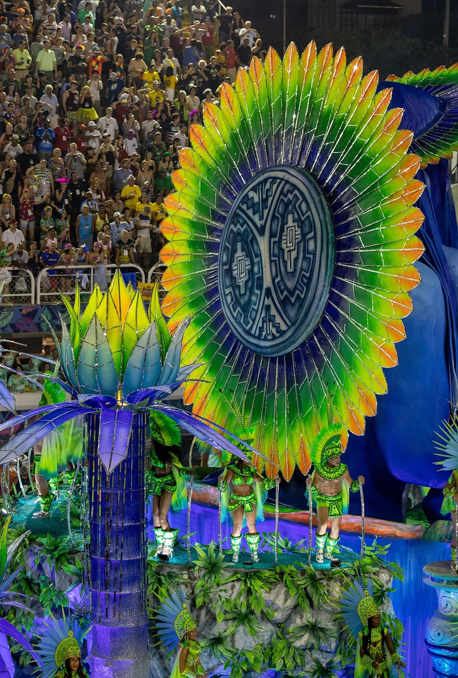 2月9日開幕！世界最大のサンバの祭典「リオのカーニバル」で熱狂と興奮の坩堝と化す！