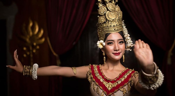 アンコールワットを楽しんだ後、カンボジア伝統舞踊「天女の舞」をどこで楽しみますか？