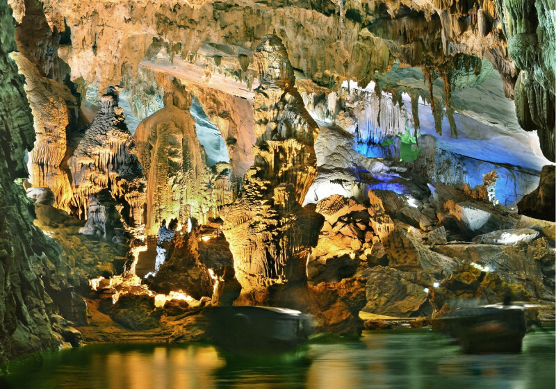 フエ発　天国の洞窟観光
