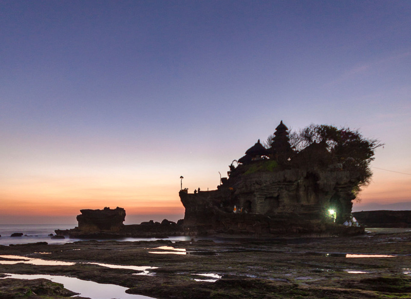 夕映えに輝く海と空、際立った美しさを見せるタナロット寺院に感動！