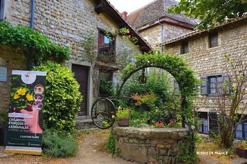 リヨン発　フランスの最も美しい村『ペルージュ』半日ツアー