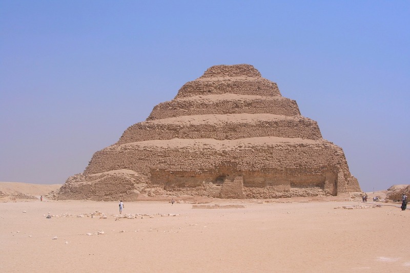 メンフィス博物館、サッカラの階段ピラミッド、ダハシュールの屈折ピラミッド、赤のピラミッド半日観光