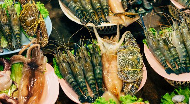 生簀から選ぶ漁港料理！東南アジア最強クラスのコスパ海鮮の町ククップのグルメ紀行