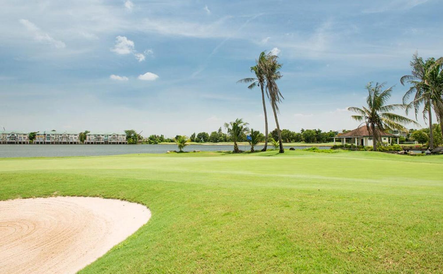 幹事様必見！リゾート感と自由度が別次元&mdash;バンコク送迎付きゴルフコンペ