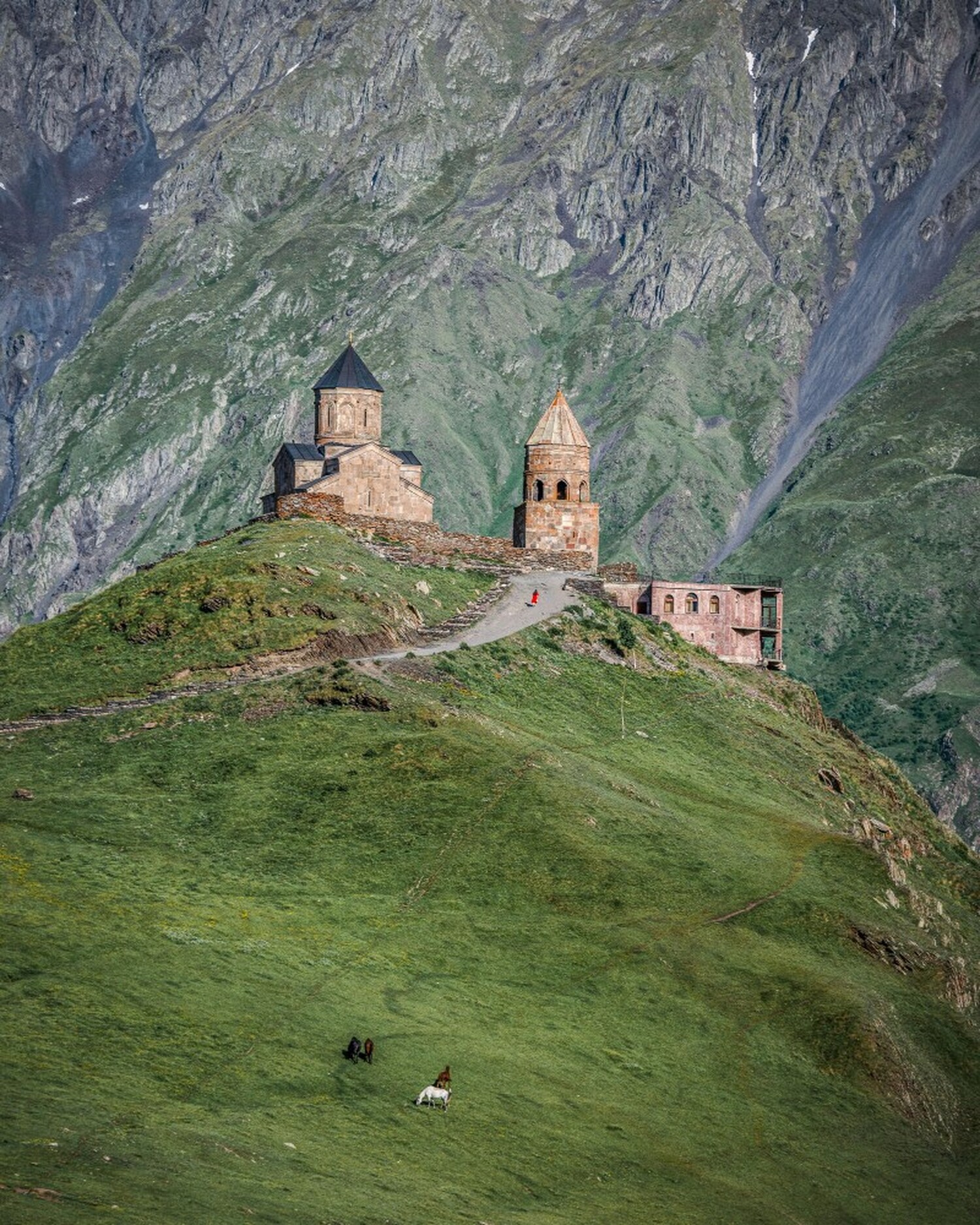 アルプスを超えるコーカサス山脈～ジョージアの絶景「限りなく天国に近い教会」を訪ねて