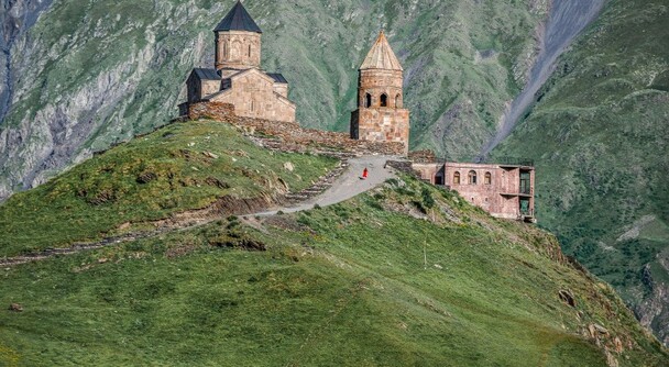アルプスを超えるコーカサス山脈～ジョージアの絶景「限りなく天国に近い教会」を訪ねて