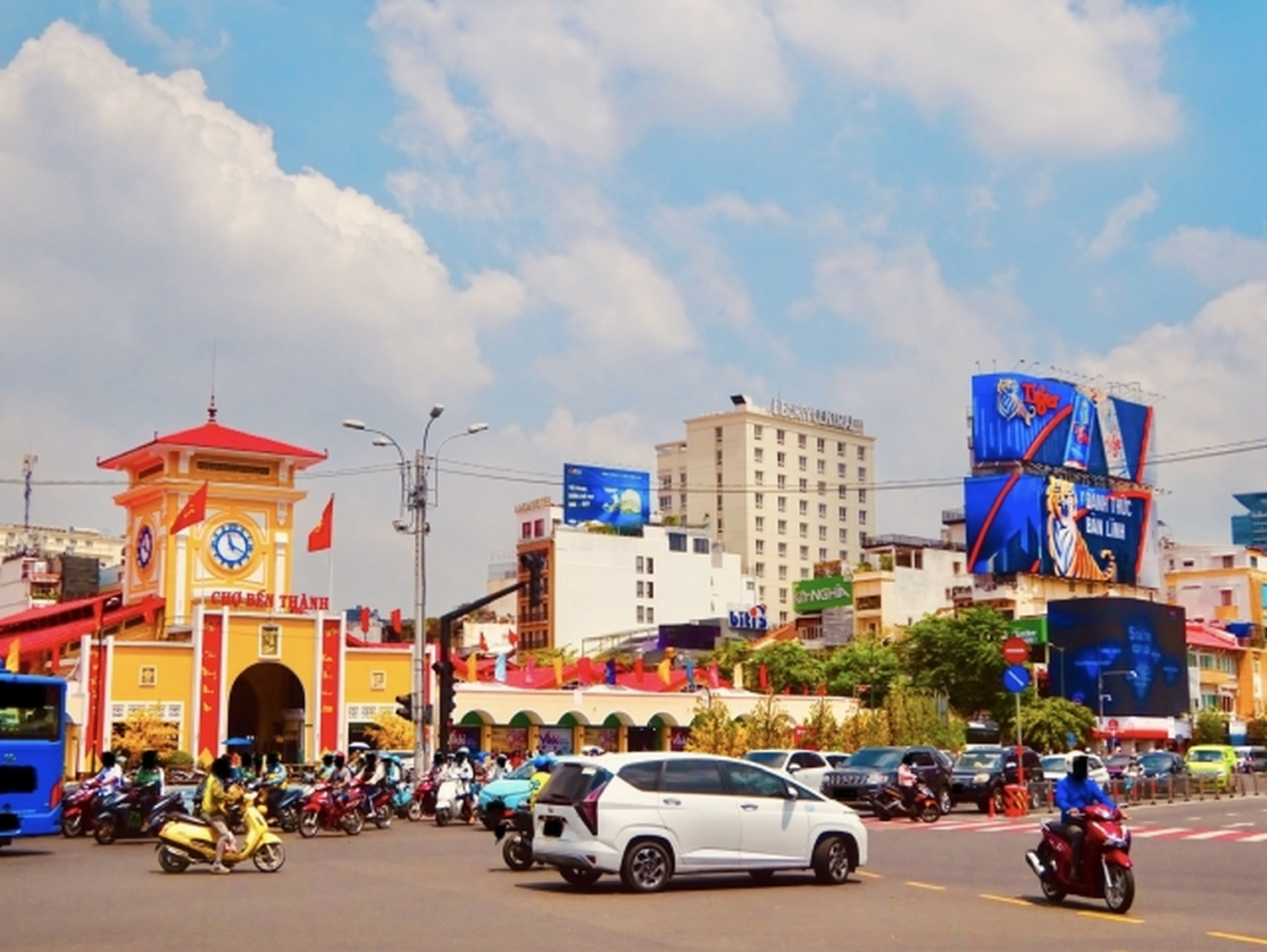 Grabがつかまりにくいことも？専用車で巡るホーチミン快適プライベート旅