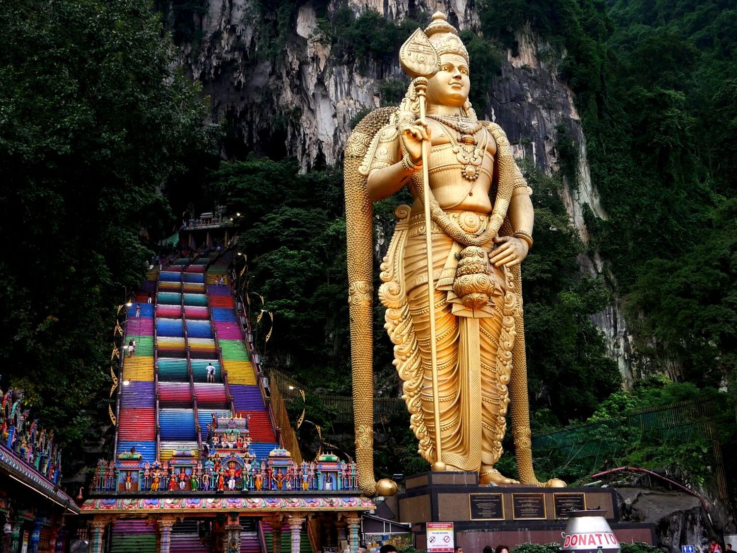 【2026マレーシア観光年】まるで異世界！黄金の神像と洞窟寺院を巡るクアラルンプール発半日旅