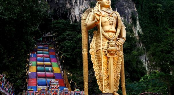 【2026マレーシア観光年】まるで異世界！黄金の神像と洞窟寺院を巡るクアラルンプール発半日旅