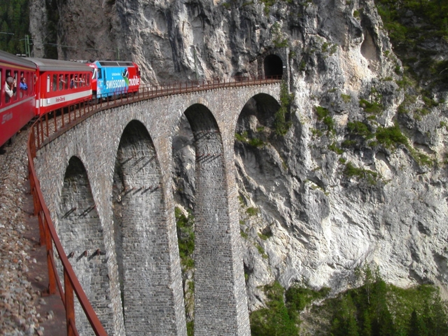 夏山シーズンまもなく到来！　グレイシャーエキスプレスとベルニナ急行・鉄道の旅