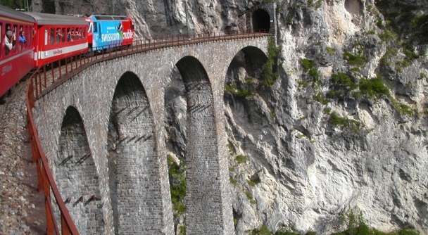 夏山シーズンまもなく到来！　グレイシャーエキスプレスとベルニナ急行・鉄道の旅