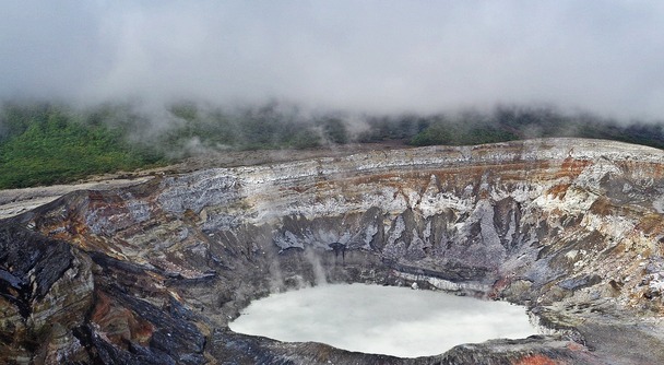 世界最大のクレーターを持つポアス火山国立公園は雨男？