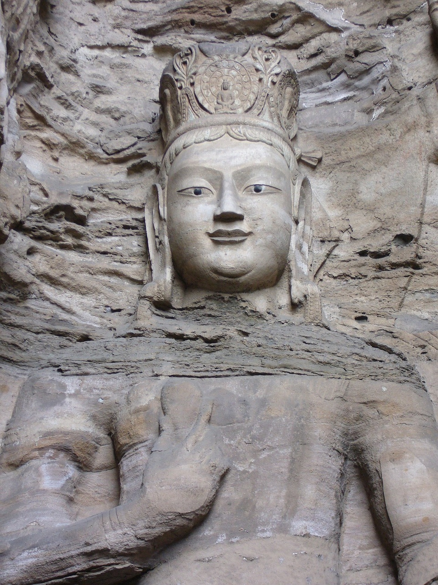 仏の微笑みが石に迫る、雲崗石窟の神秘‼