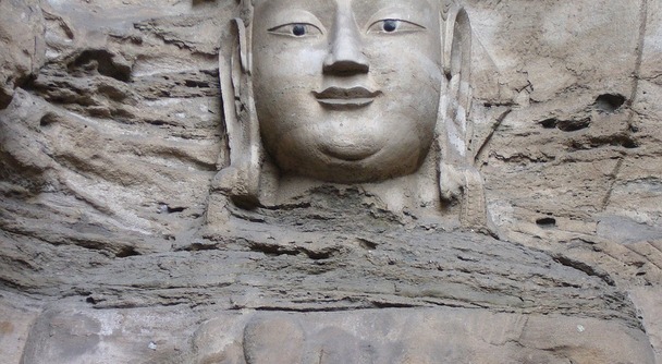 仏の微笑みが石に迫る、雲崗石窟の神秘‼