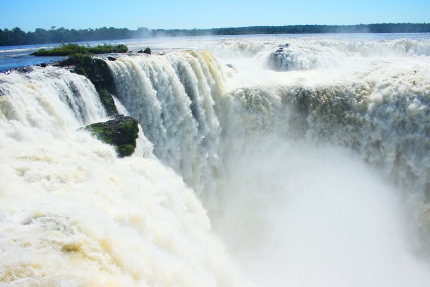 圧倒的な水量！滝好きのあなたは絶対に行くべきイグアスの滝