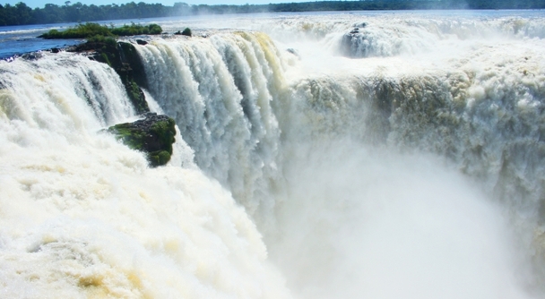 圧倒的な水量！滝好きのあなたは絶対に行くべきイグアスの滝