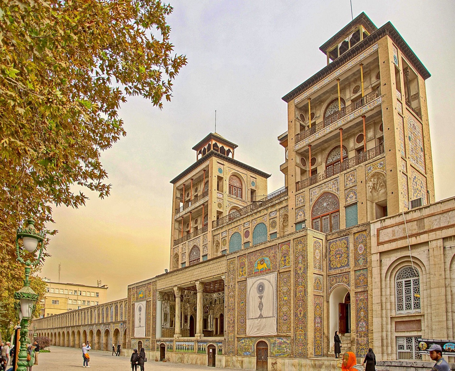 首都テヘランの2つの見どころを短時間でご案内！