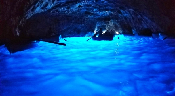 入場難関洞窟カプリ島の青の洞窟にはいつ行ったらいいの？どこに泊まったらいいの？