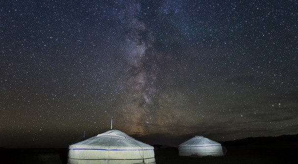 星降る夜の静寂のゴビ砂漠で星空観測！親子の絆も深まります！