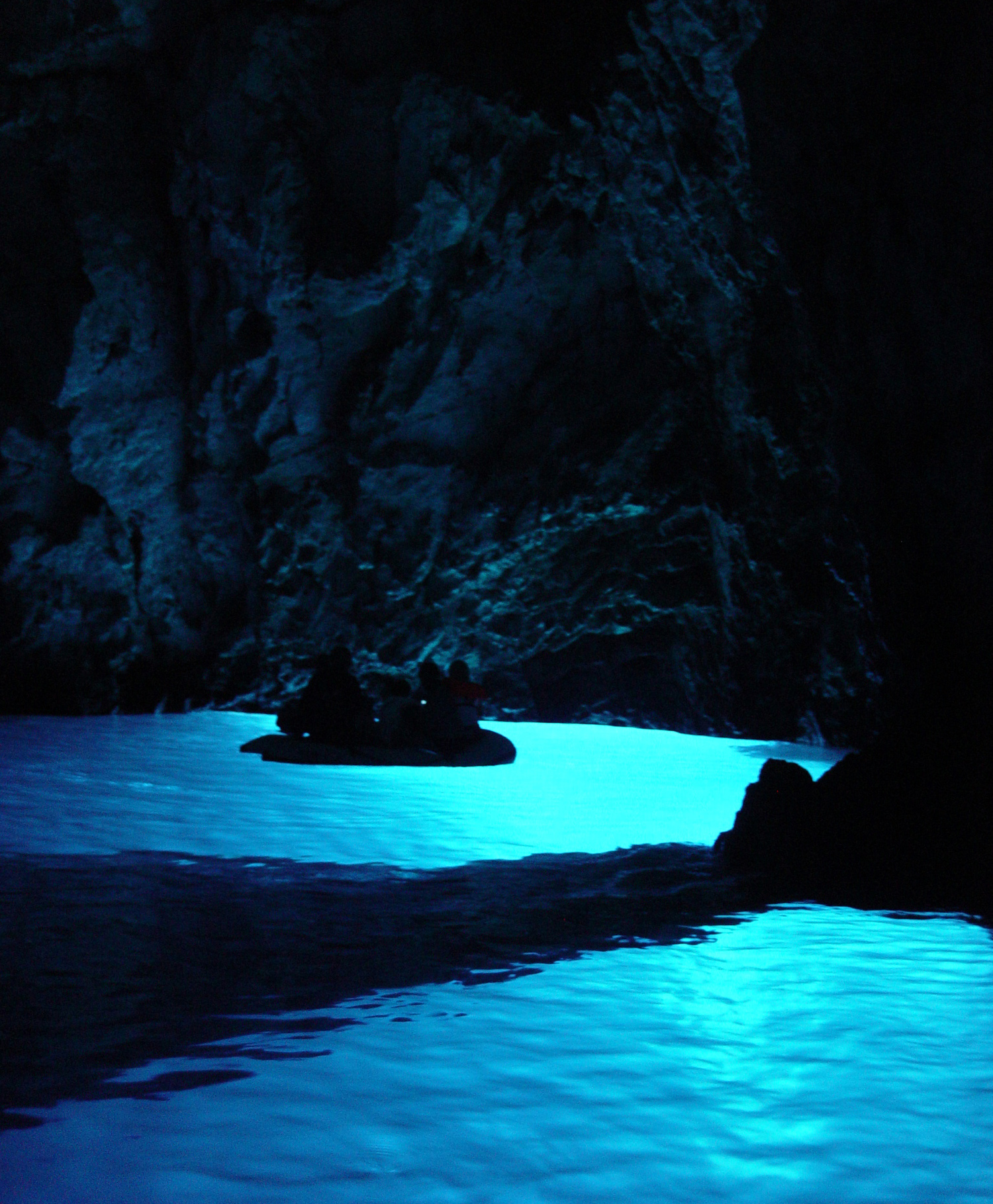 おいで、ダルマチアンブルーの世界へ！神秘色に輝く青の洞窟へ！
