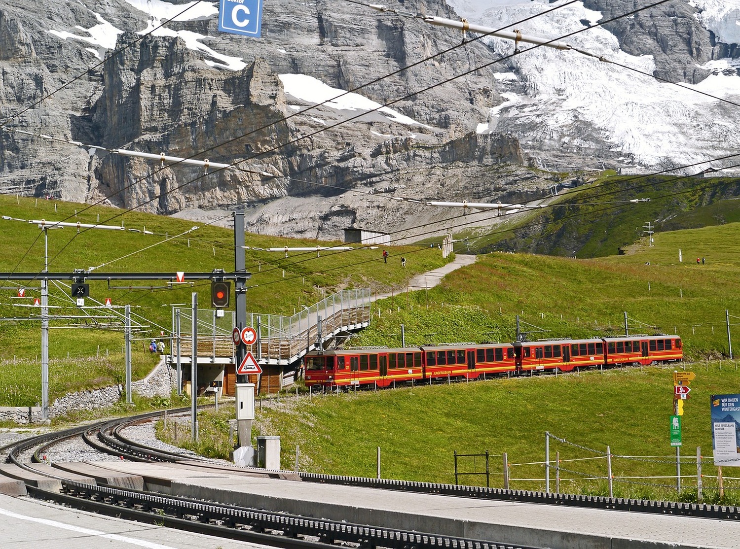 ミラノ発　絶大な人気を誇るユングフラウヨッホ鉄道で標高3,454mの山頂駅へ