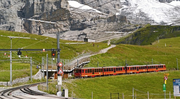 ミラノ発　絶大な人気を誇るユングフラウヨッホ鉄道で標高3,454mの山頂駅へ