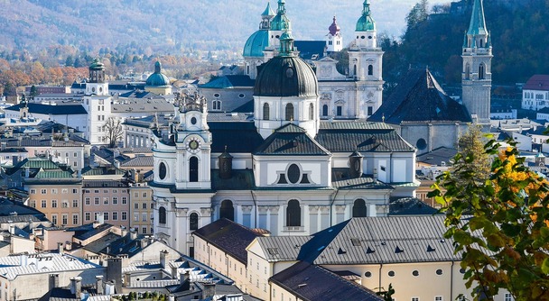 夏の音楽祭とモーツァルト生誕地として知られるザルツブルクはヨーロッパ屈指の美しい街並み