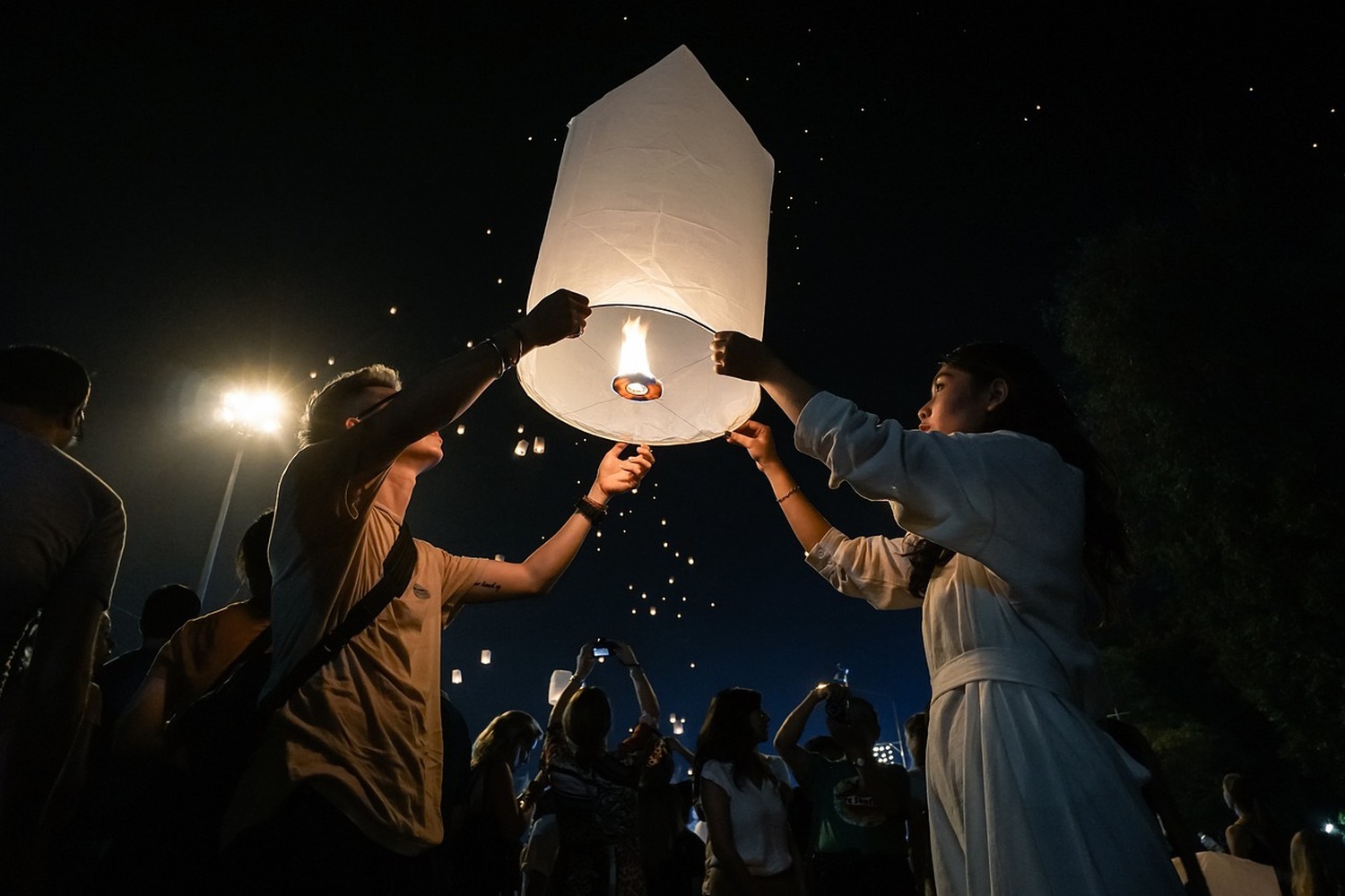 11月15日・16日　チェンマイのコムローイ祭りでランタンを夜空に舞い上げてみませんか？