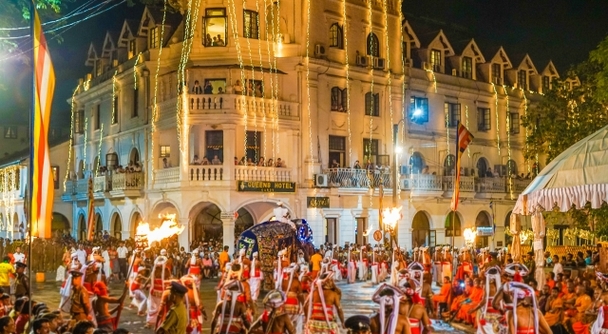 2025年7月30日～8月8日開催。スリランカ最大の祭典「エサラ ペラヘラ祭り」観覧1泊2日ツアー
