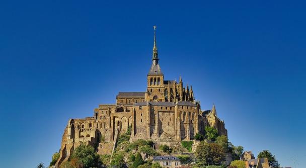 ライトアップ夜景も朝の静けさも満喫したい方へ～鉄道で行くモンサンミッシェル1泊2日の旅～