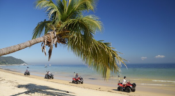 ゴールドコーストからサンドバギーや沈没船シュノーケリングを体験学習できる砂の島へ