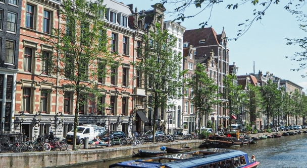 専門的な日本語ガイドが同行するアムステルダムの美術館、建築、デザインショップ巡り！