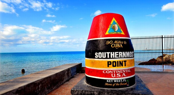 ヘミングウェイが愛した街！セブンマイルブリッジを駆け抜ける絶景ドライブと楽園キーウエスト