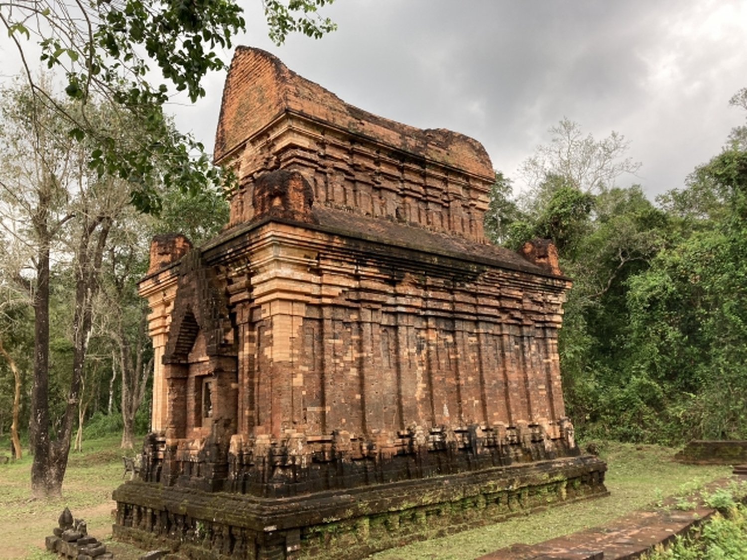 フォトジェニックな聖地へ──緑に抱かれたミーソン遺跡で癒しの時間