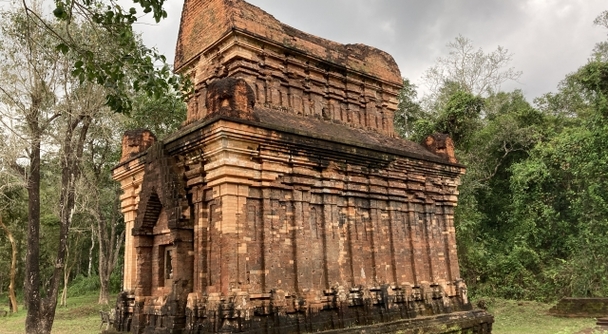 フォトジェニックな聖地へ──緑に抱かれたミーソン遺跡で癒しの時間