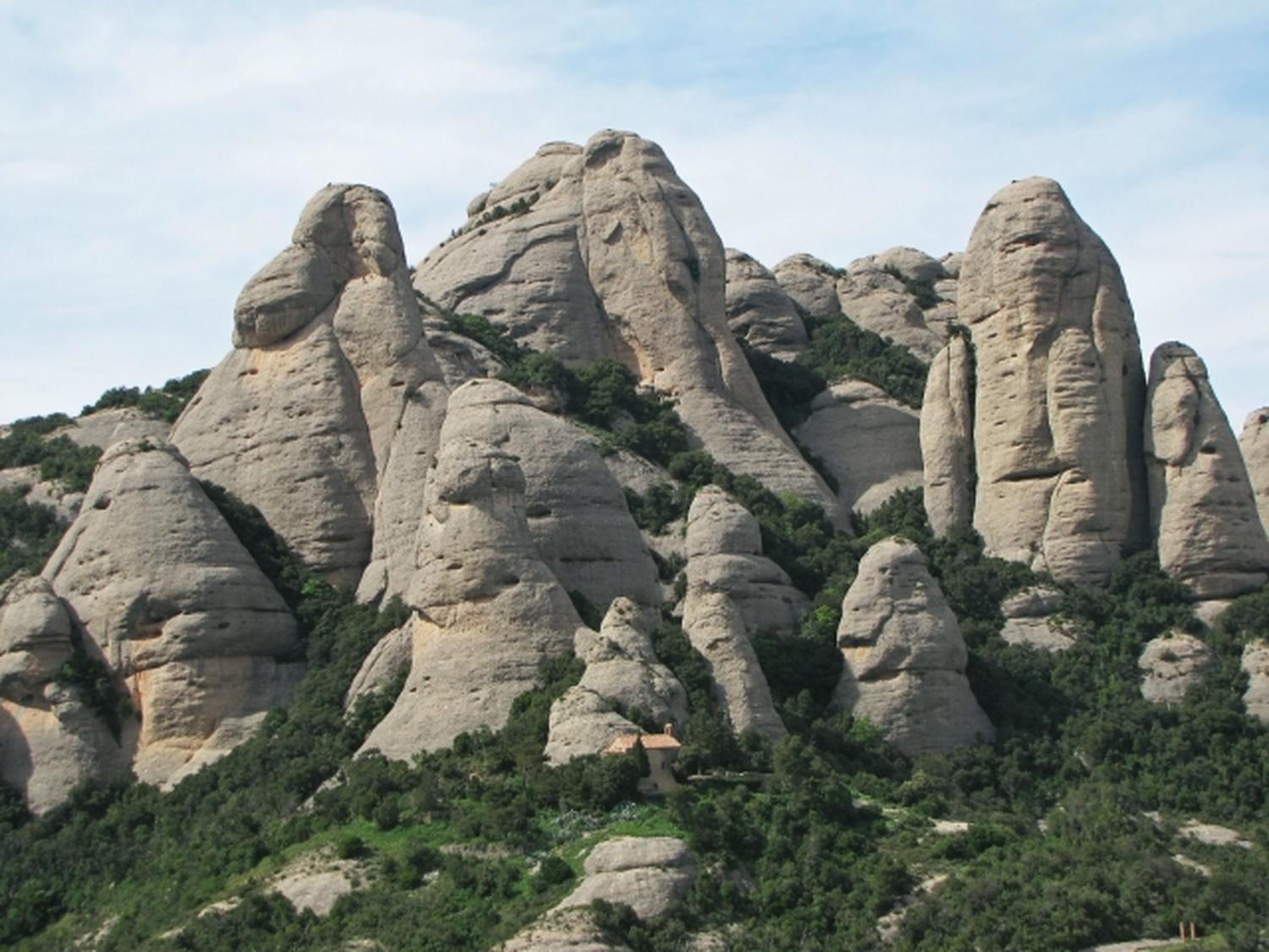 バルセロナ発　モンセラット＆ガウディの隠れた名建築を巡る感動ツアー