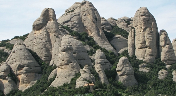バルセロナ発　モンセラット＆ガウディの隠れた名建築を巡る感動ツアー