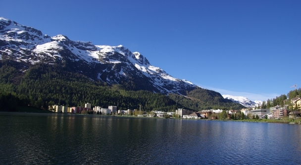 スイス絶景の列車旅と、アルプスの宝石サンモリッツで極上のひとときを！