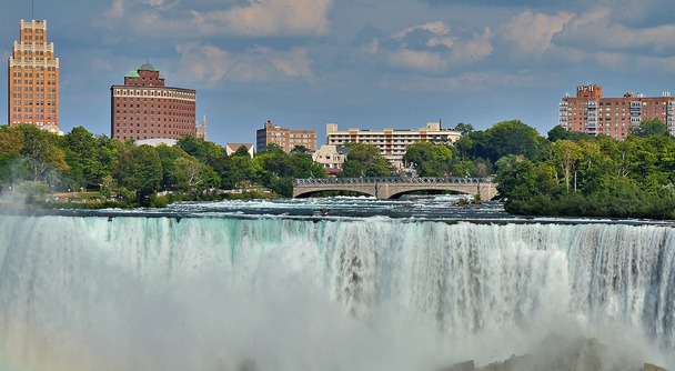 いざ世界三大瀑布へ！定番のナイアガラ観光を“より快適に”楽しむならこのツアー！