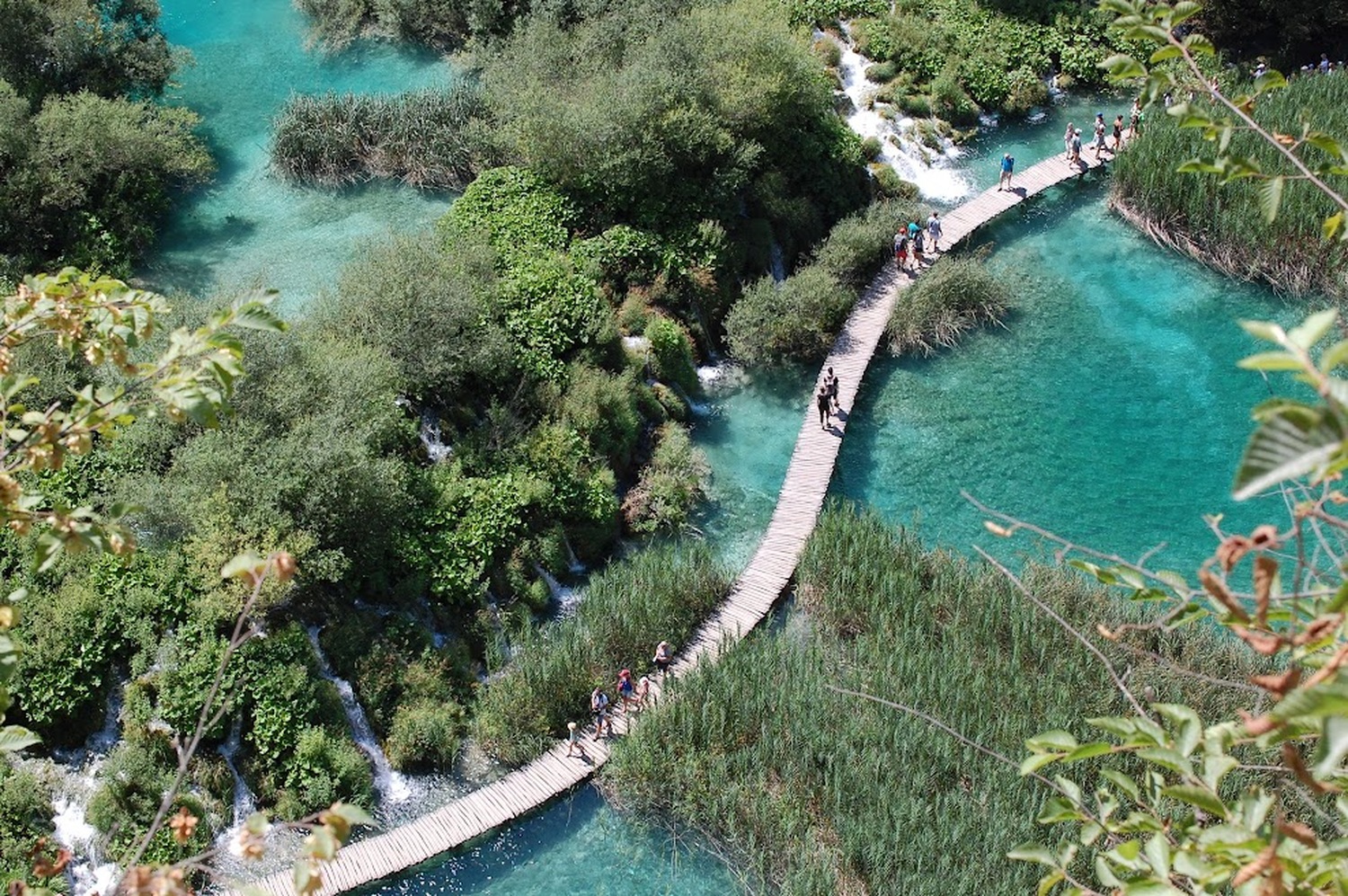 透明な湖と轟く滝、圧巻の絶景へ。世界遺産プリトヴィツェは予約制です！