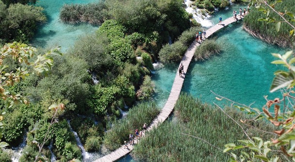 透明な湖と轟く滝、圧巻の絶景へ。世界遺産プリトヴィツェは予約制です！