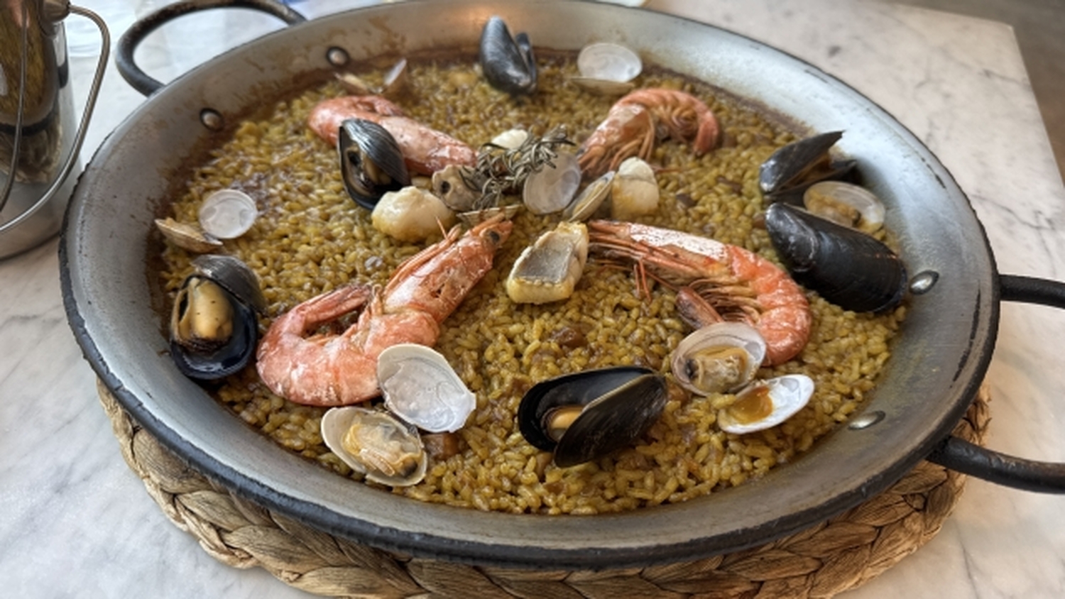 青い湖と黄金色のパエリャ バレンシア発・アルブフェラ湖木製ボートに乗るプライベートツアー