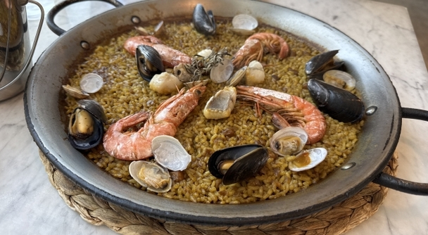 青い湖と黄金色のパエリャ バレンシア発・アルブフェラ湖木製ボートに乗るプライベートツアー